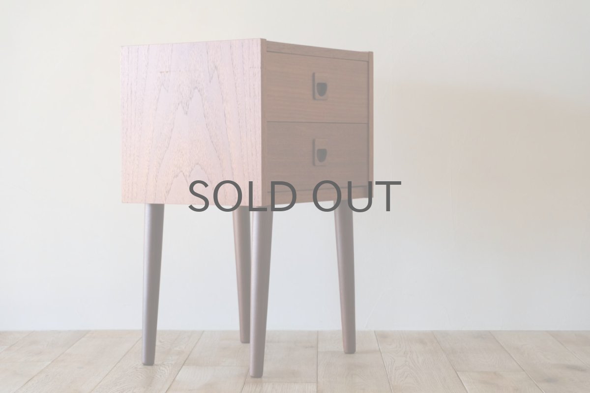 画像2: 北欧ビンテージ家具/デンマーク製/ベッドサイドチェスト/チーク/2段  (2)