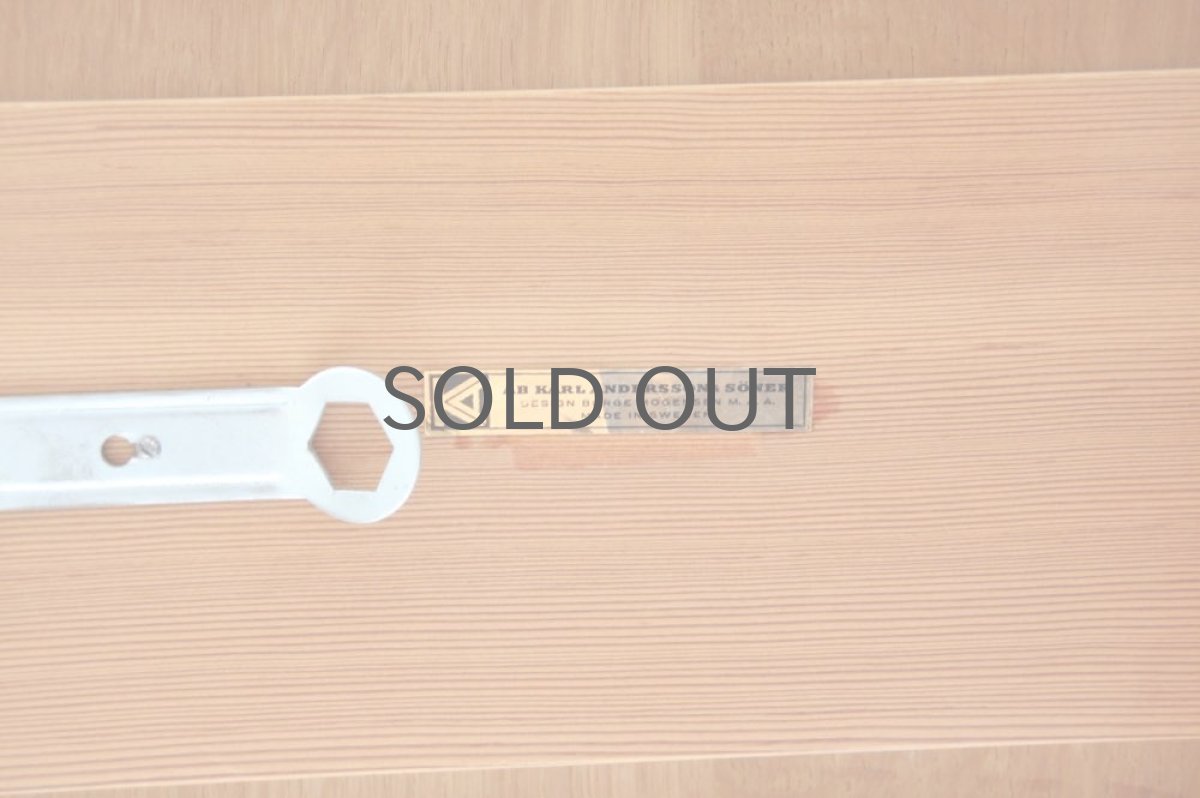 足のネジ用工具が天板裏に付いています。