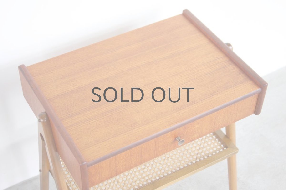 画像8: 北欧ビンテージ家具/スウェーデン/チーク×ビーチ/ベッドサイドテーブル+籐棚 (8)