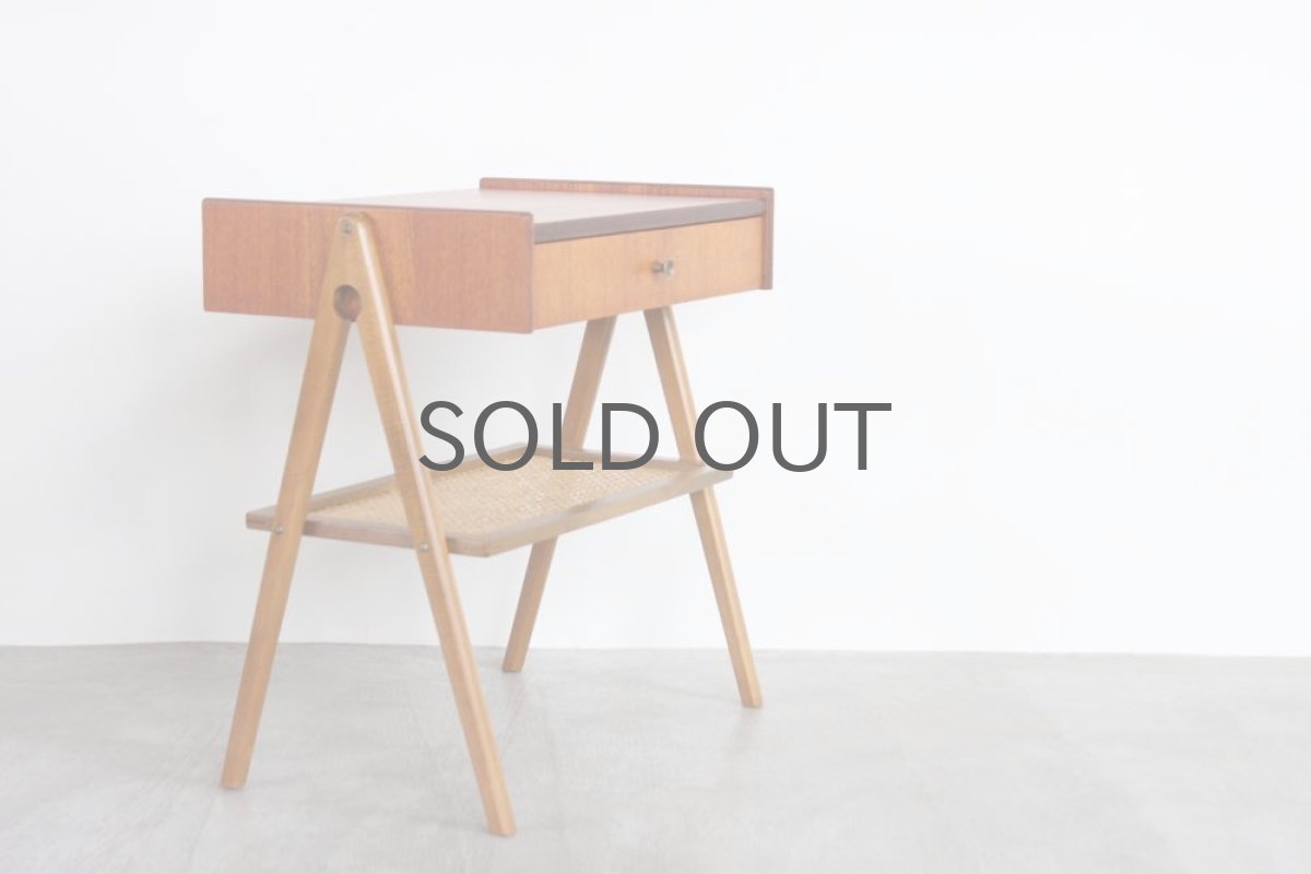 画像2: 北欧ビンテージ家具/スウェーデン/チーク×ビーチ/ベッドサイドテーブル+籐棚 (2)