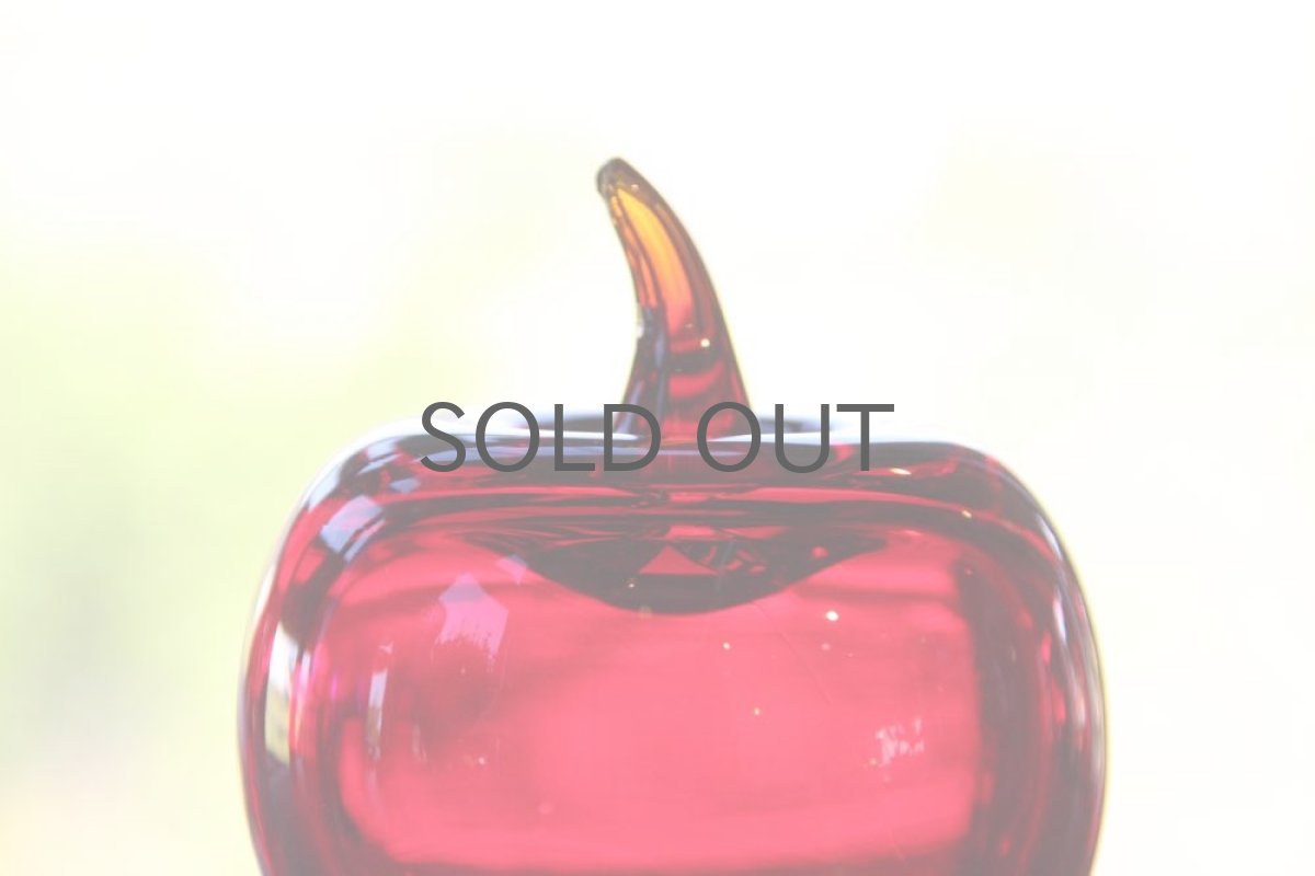 画像2: スウェーデン/ ガラスペーパーウェイト/レッドアップル (2)