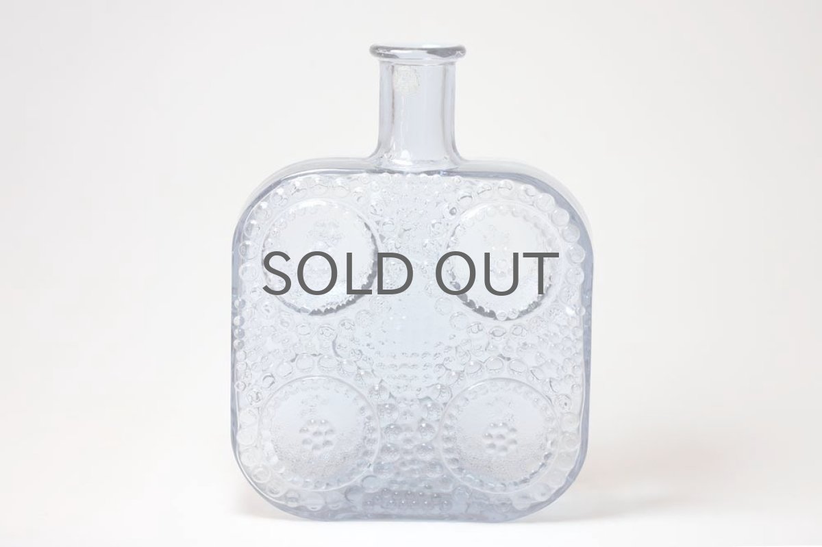 蛍光灯の下では淡いグレーに見えます