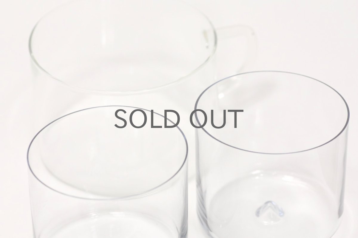 わずかにグレーおびたガラスです