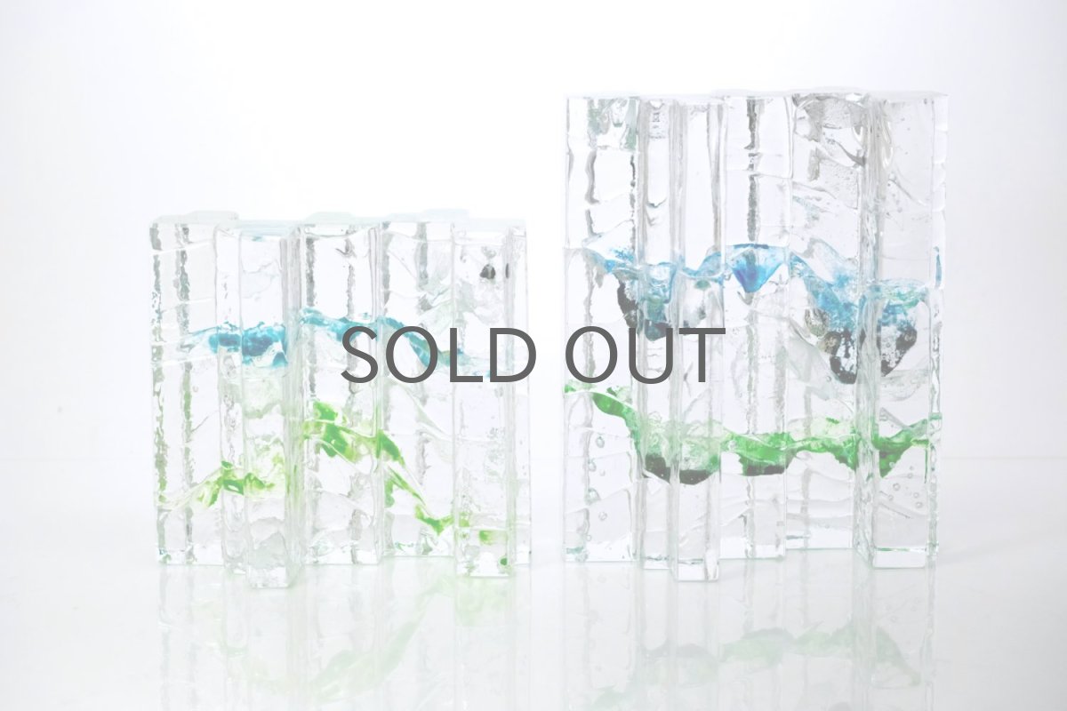 右の作品です。