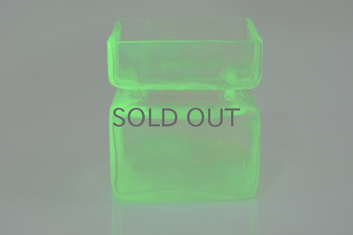 ブラックライトを当てると発光します