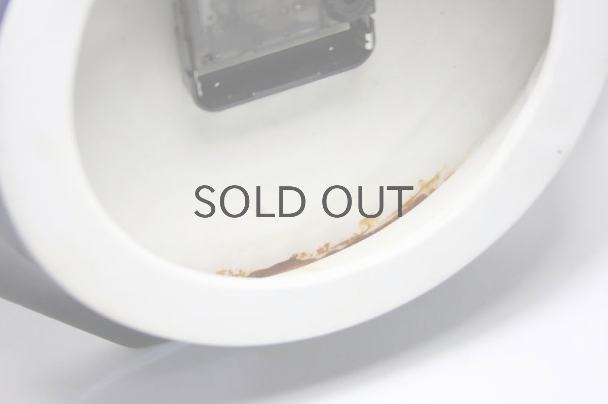 裏面の溝に電池の液垂れ痕があります。