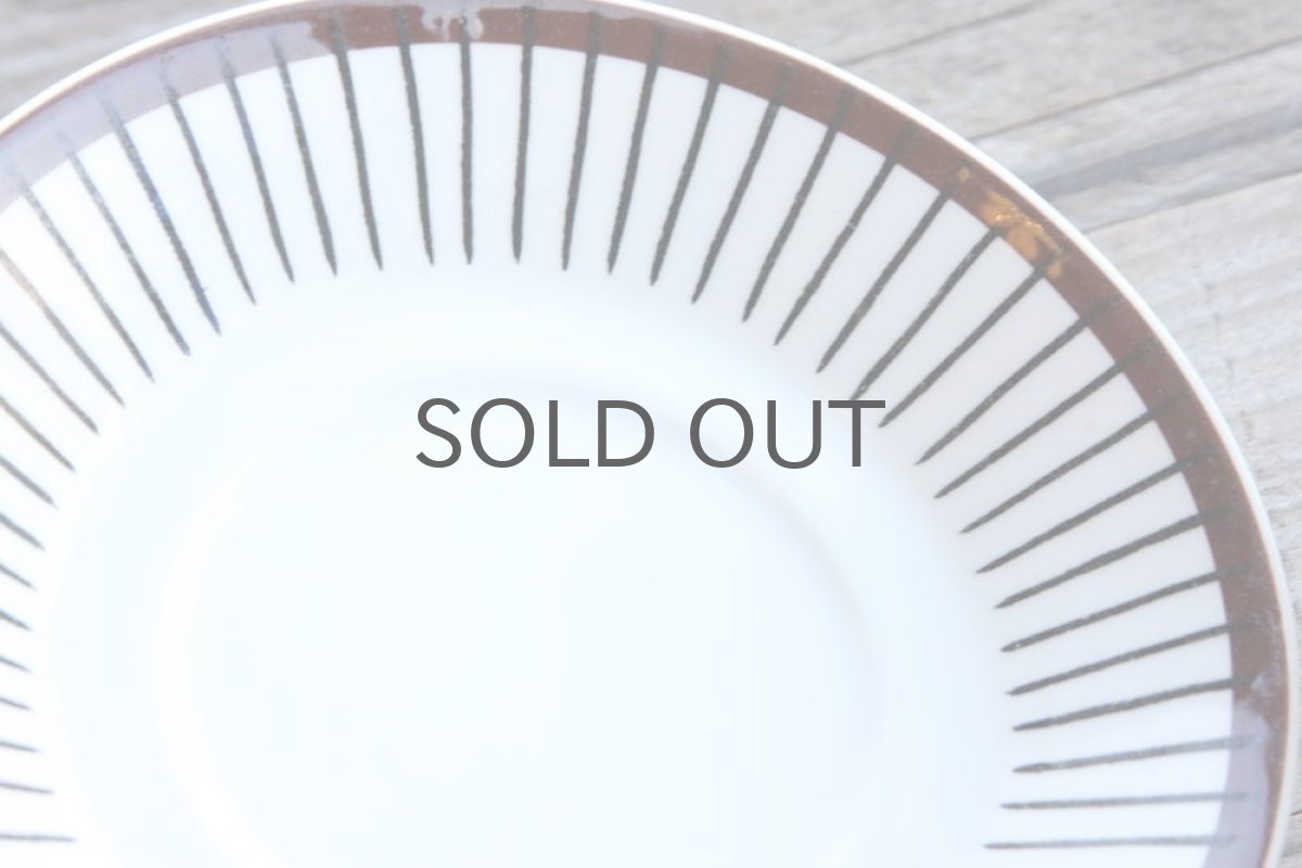 ソーサーにはツヤが足りません。