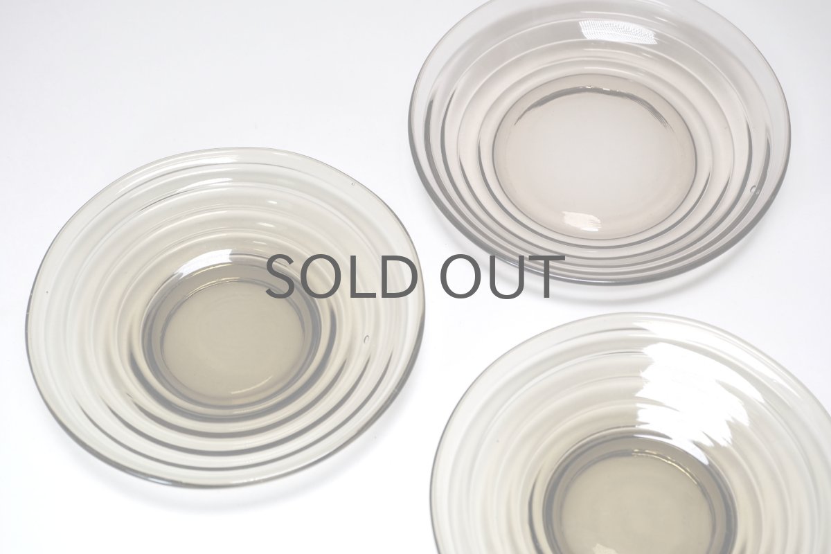 一番上のプレートです。僅かにピンクおびたスモークです。