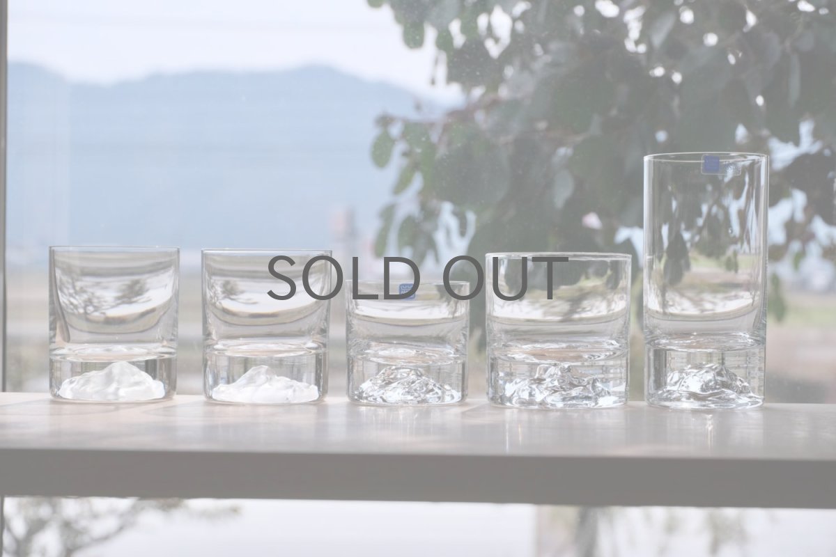 真ん中の小さなグラスです