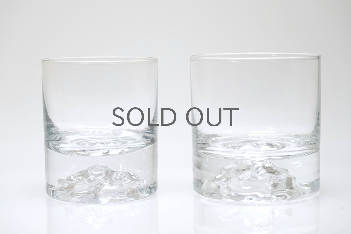 右の太めなロックグラスです。