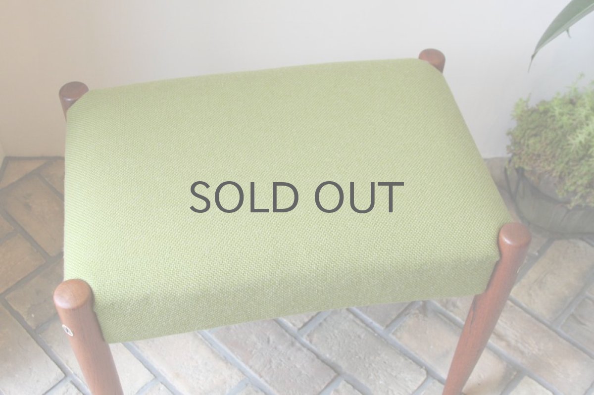 画像4: 北欧ビンテージ家具/北欧スウェーデン/木製スツールもしくはオットマン/チーク×グリーンファブリック (4)