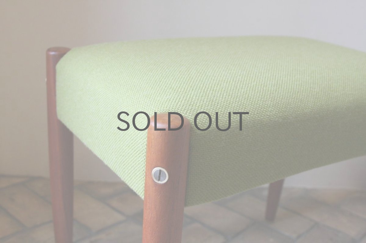 画像2: 北欧ビンテージ家具/北欧スウェーデン/木製スツールもしくはオットマン/チーク×グリーンファブリック (2)