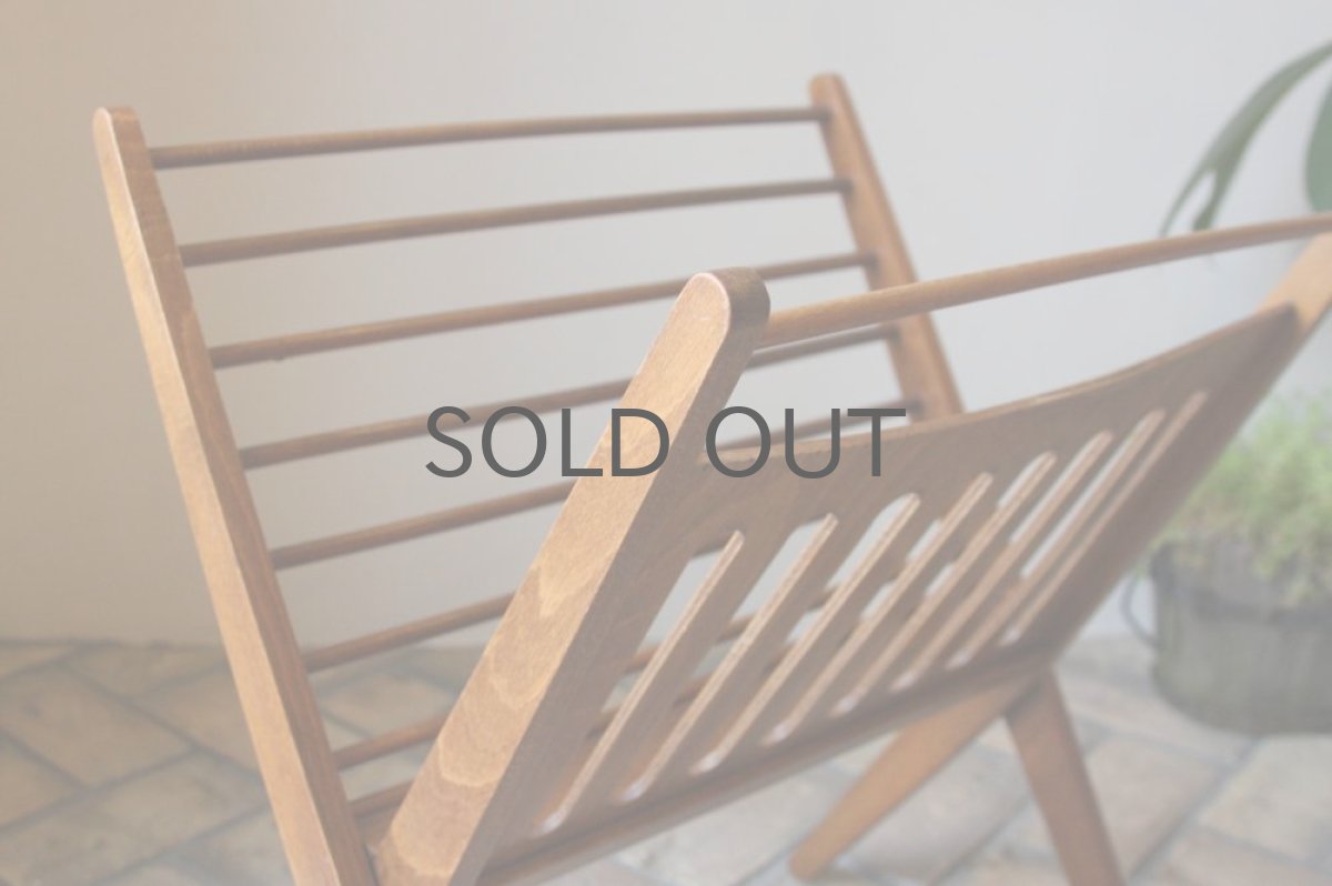 画像2: スウェーデン 木製 マガジンラック  折りたたみ式 (2)