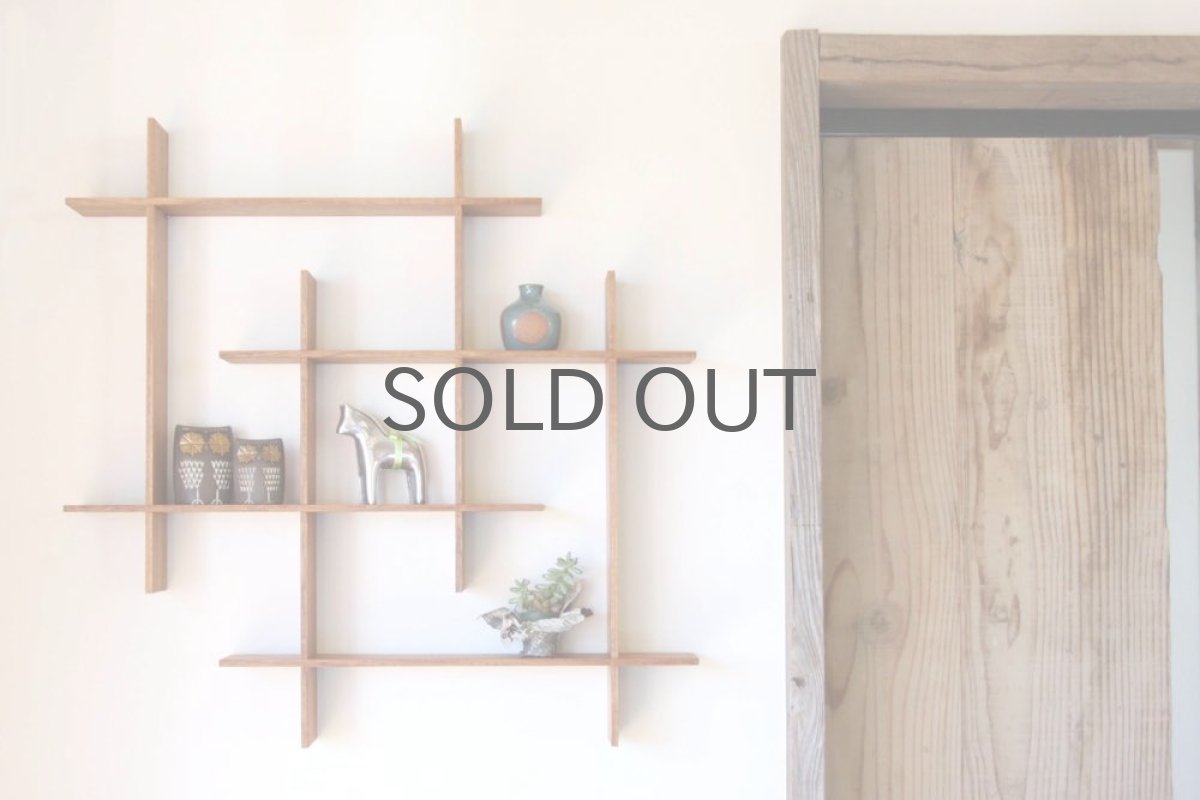 壁に掛ける際は２本の釘に掛けます。参考画像