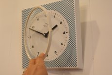 画像2: ヴィンテージ　インテリア雑貨/壁掛け時計　Junghsns製 ドイツ　 水色市松柄 (2)