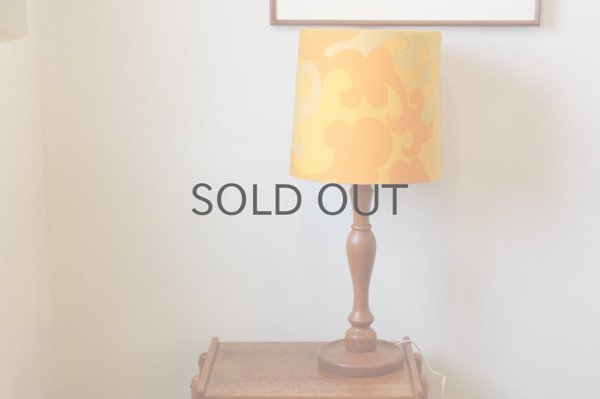 画像2: スウェーデン製 テーブルライト チーク×オレンジシェード (2)