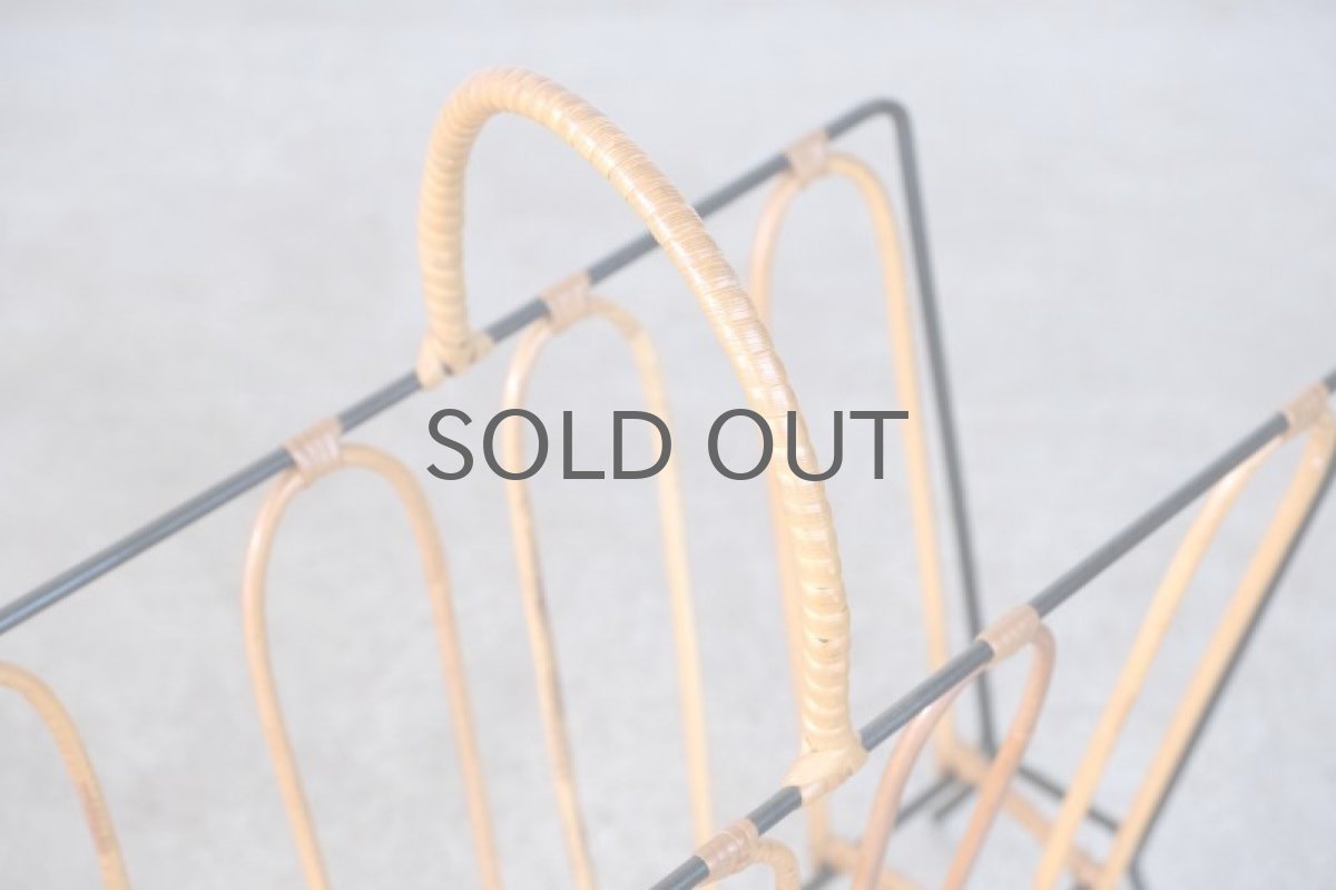 画像2: 北欧ビンテージインテリア/デンマーク/マガジンラック/アイアン＆ラタン (2)