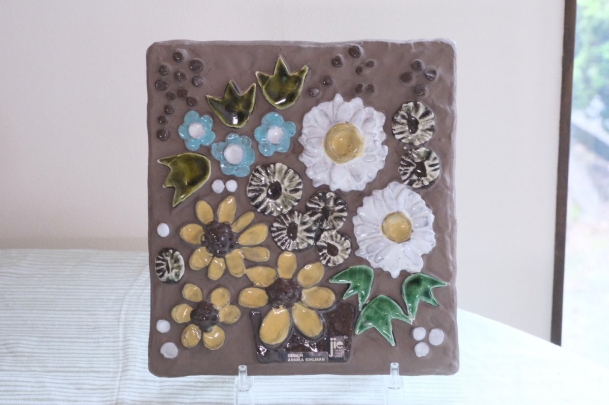 画像2: ビンテージ北欧雑貨/Jie gantofta/ジィガントフタ/Annika Kihlman/オリーブグリーンチューリップ/陶板の壁掛け (2)