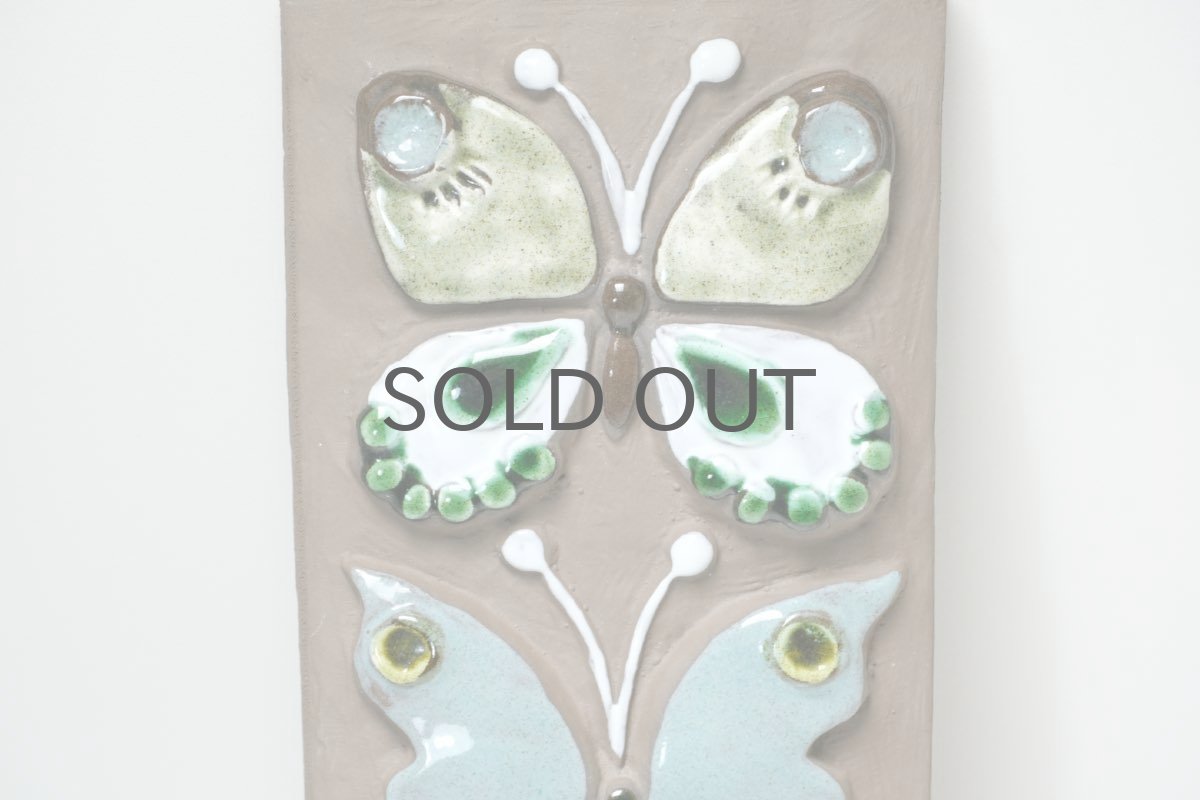 画像2: スウェーデン/Jie gantofta/ジィ ガントフタ/3連蝶陶板/ペールグリーン系 (2)