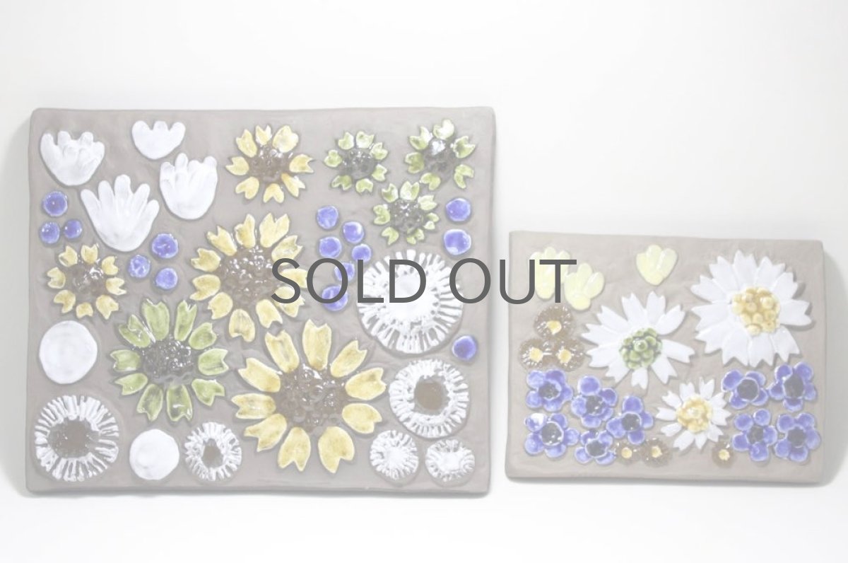 左の大きな陶板です