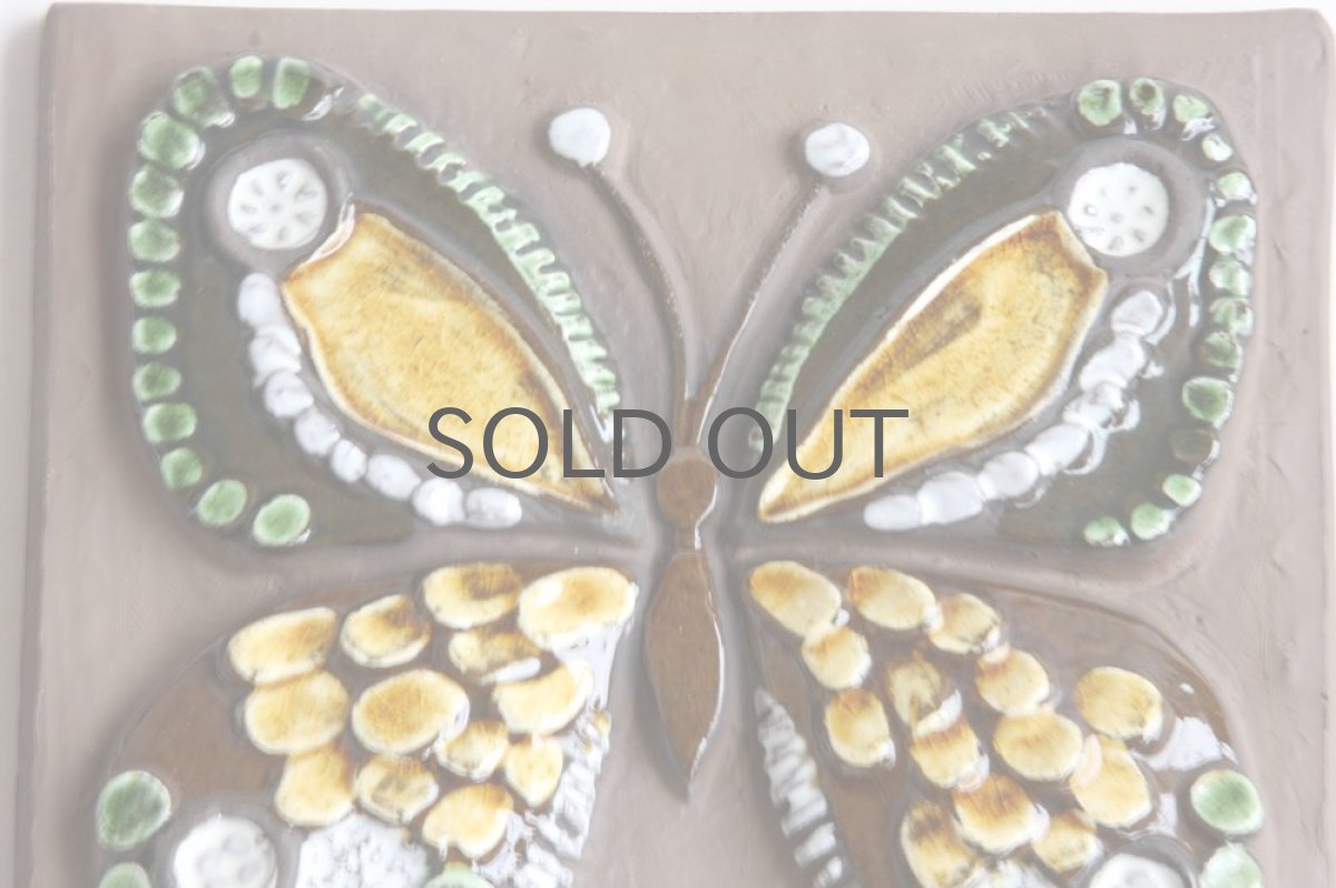 画像2: スウェーデン Jie gantofta ジィ ガントフタ 陶板の壁掛け 蝶 琥珀色 (2)