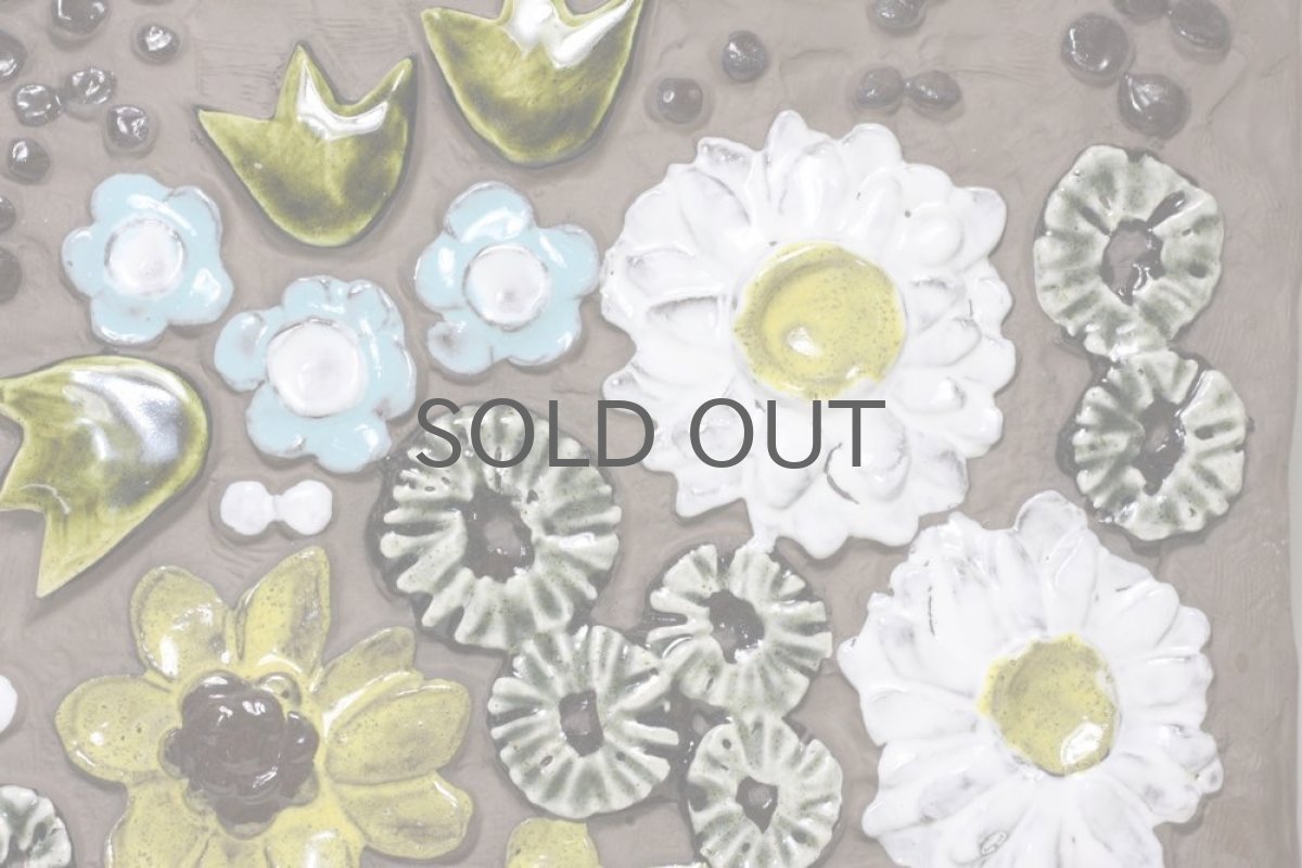 画像2: ビンテージ北欧雑貨/Jie gantofta/ジィ　ガントフタ/オリーブグリーンチューリップ陶板の壁掛け  (2)