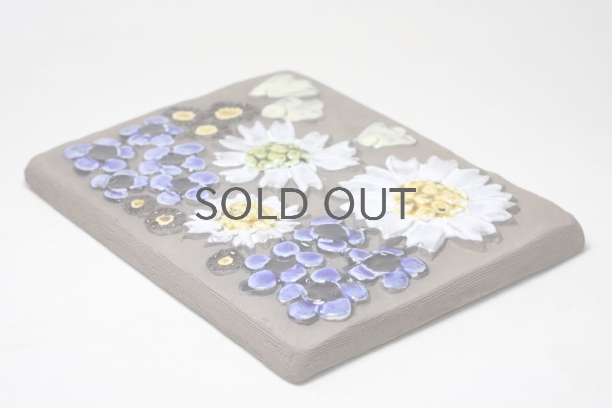 画像3: スウェーデン/Jie gantofta/ジィ ガントフタ/ホワイトフラワー陶板の壁掛け  (3)