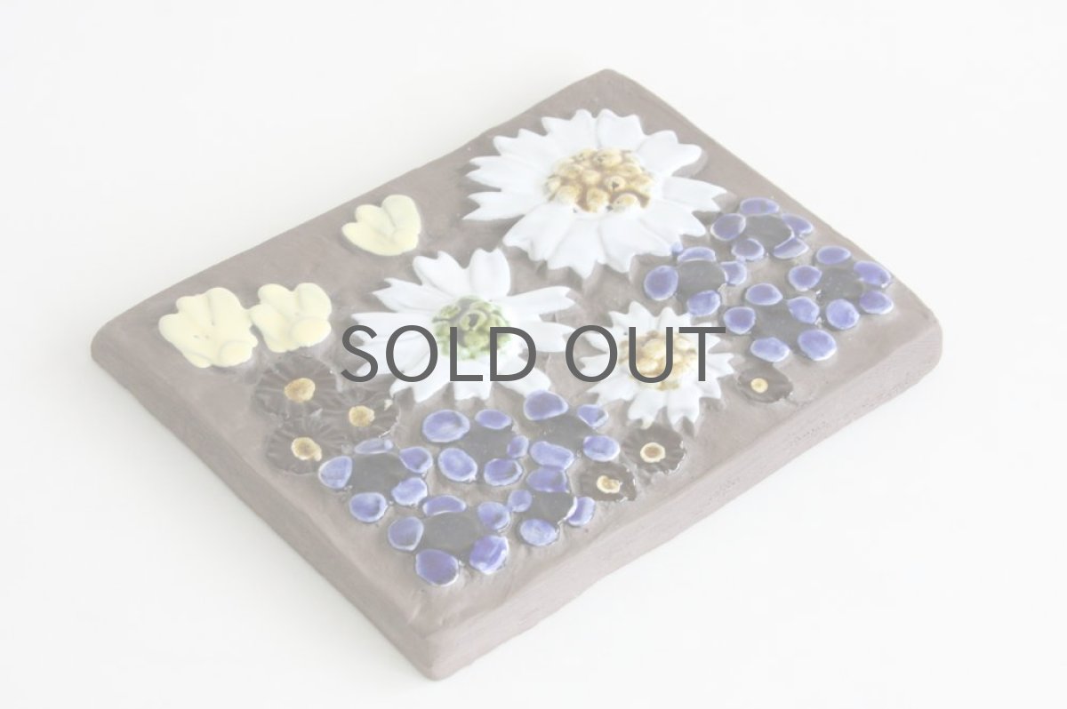 画像2: スウェーデン Jie gantofta ジィ ガントフタ ホワイトフラワー陶板の壁掛け  (2)