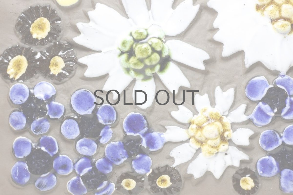 画像2: スウェーデン/Jie gantofta/ジィ　ガントフタ/ホワイトフラワー陶板の壁掛け  (2)