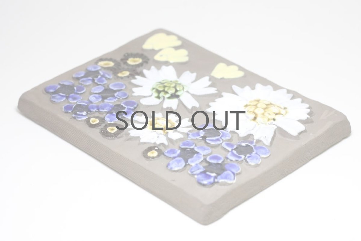 画像4: スウェーデン/Jie gantofta/ジィ　ガントフタ/ホワイトフラワー陶板の壁掛け  (4)