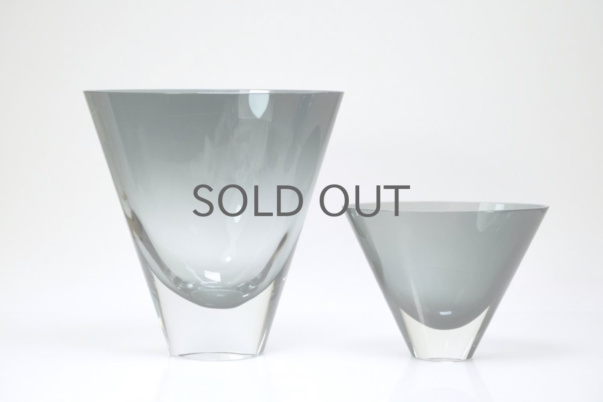 右の小さな方のベースです