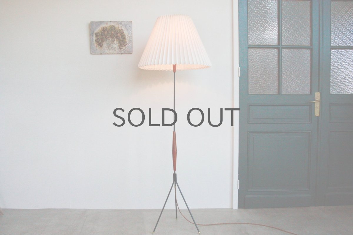 画像8: ビンテージ北欧照明/デンマーク製/フロアスタンドライト/3本脚/ジャバラシェード (8)