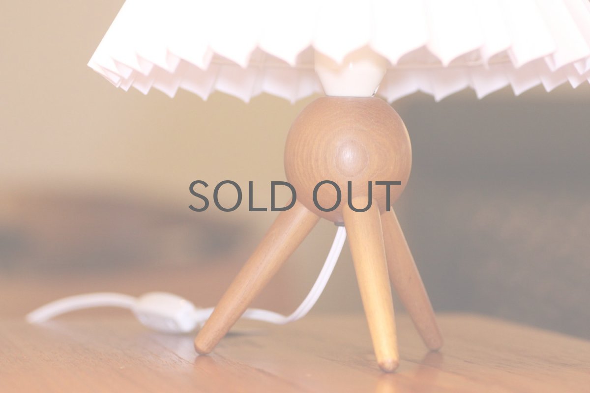 画像2: ヴィンテージ北欧照明/テーブルライト/オーク/3本脚/ジャバラシェード (2)