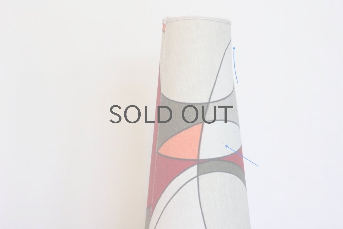 僅かな凹みと薄いシミがあります