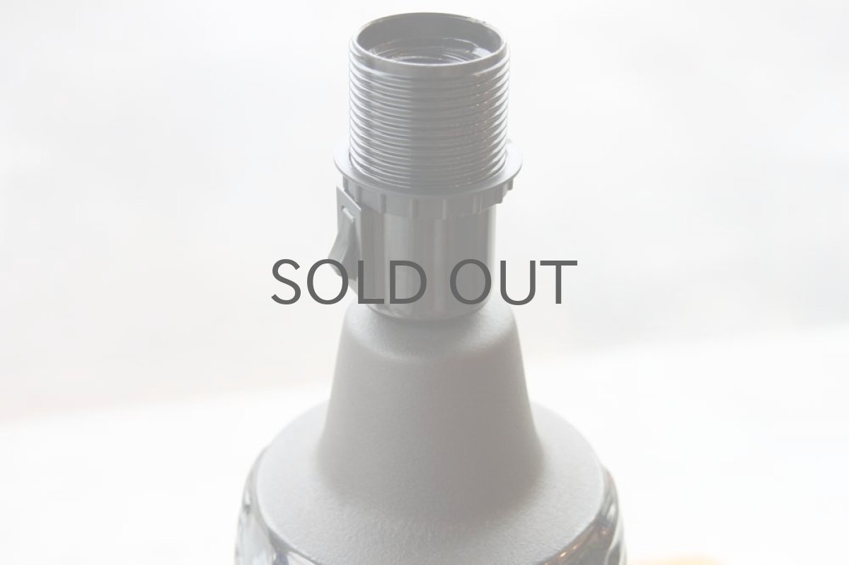 スイッチはシェードの下に付いています