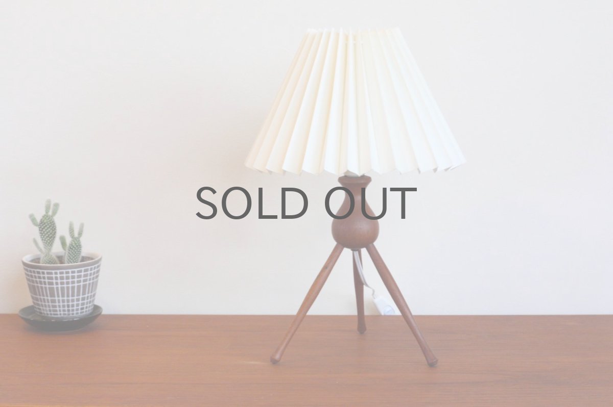 画像4: ヴィンテージ北欧照明/テーブルライト/チーク/３本脚/ジャバラシェード (4)