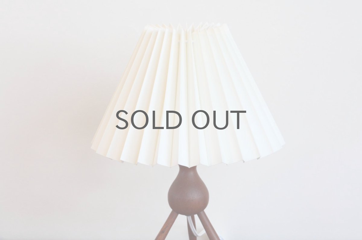 画像5: ヴィンテージ北欧照明/テーブルライト/チーク/３本脚/ジャバラシェード (5)