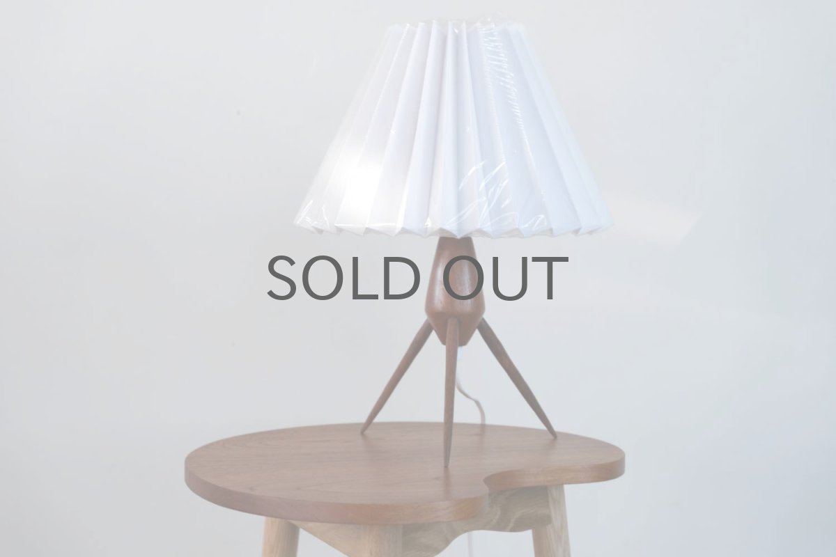 画像2: ビンテージ北欧照明/テーブルライト/チーク/３本脚/No.1 (2)