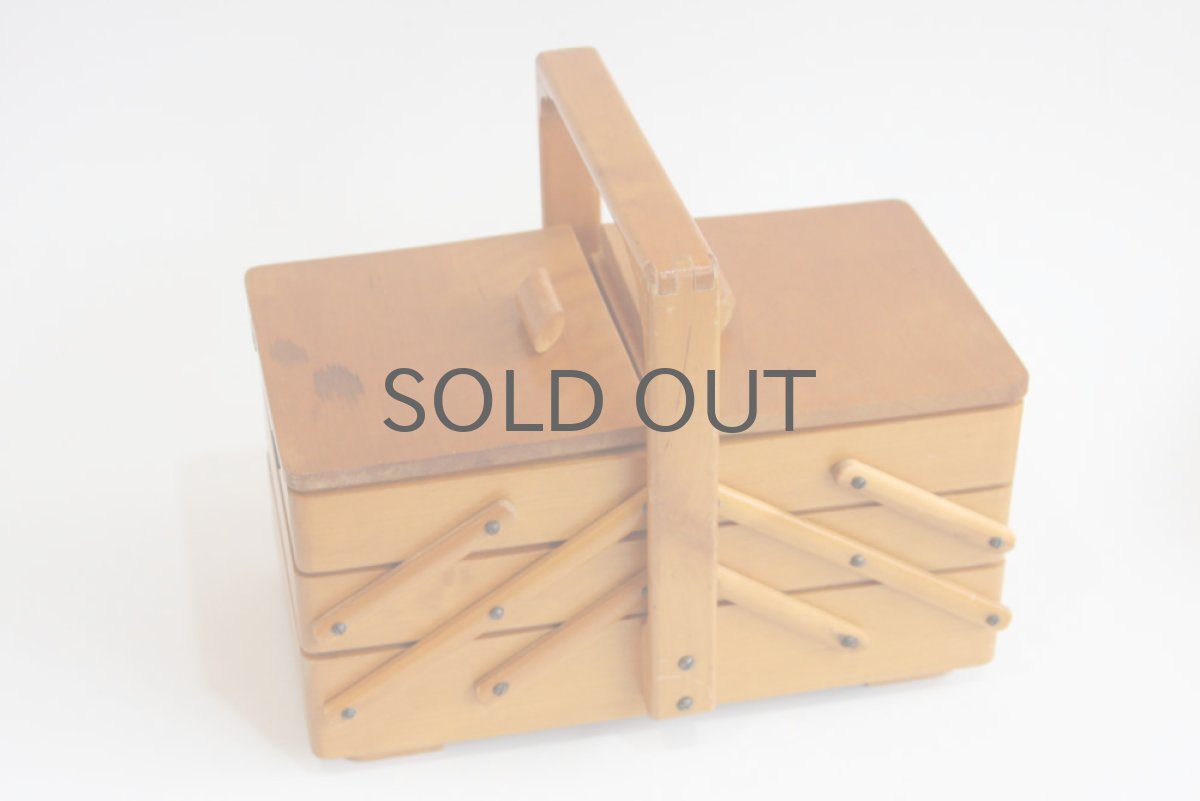 画像2: スウェーデン製 アンティーク  ソーイングボックス アンティークの糸、レース、指ぬきセット (2)