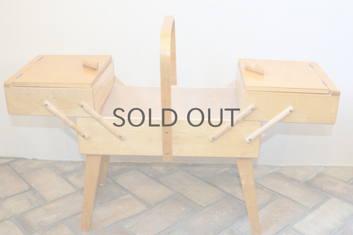 画像3: スウェーデン製 アンティーク  ソーイングボックス 脚付き (3)