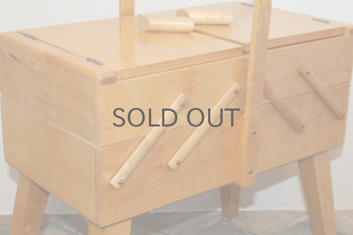 画像2: スウェーデン製 アンティーク  ソーイングボックス 脚付き (2)