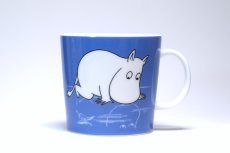 画像1: ARABIA/ムーミンマグ/2024年/K-Supermarkets別注/ムーミントロール オン アイス/サイズ0.4L/未使用 (1)