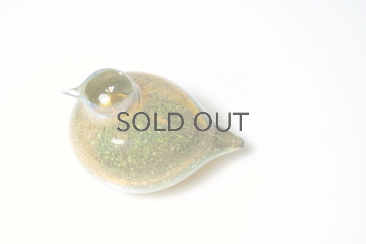 光の当たり具合で色合いが違って見えます