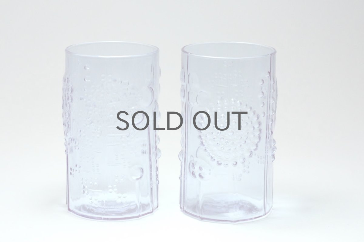 蛍光灯を当てると色がかわります。