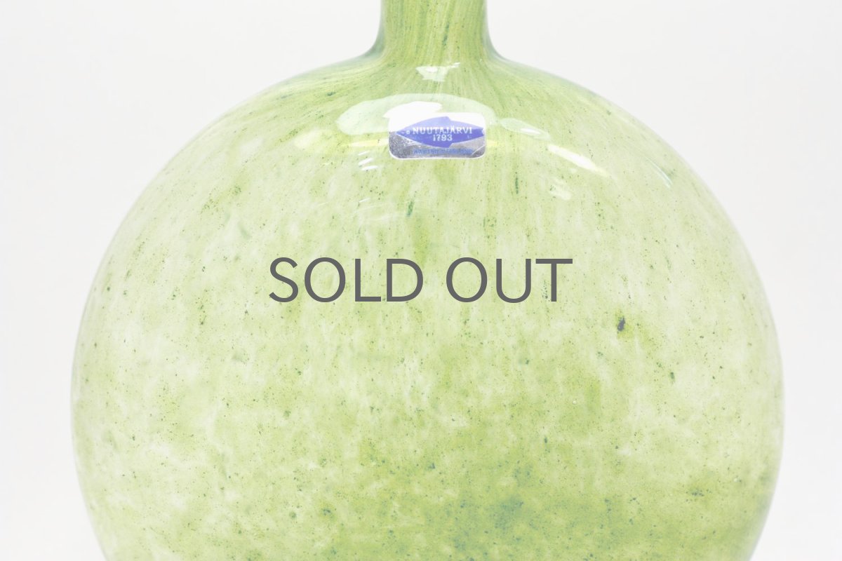 画像2: 北欧ガラス/Oiva Toikka/オイバ・トイッカ/Nuutajarvi/ヌータヤルヴィ/MANSIKKAPAIKKA/一輪挿し/グリーン/Lサイズ (2)