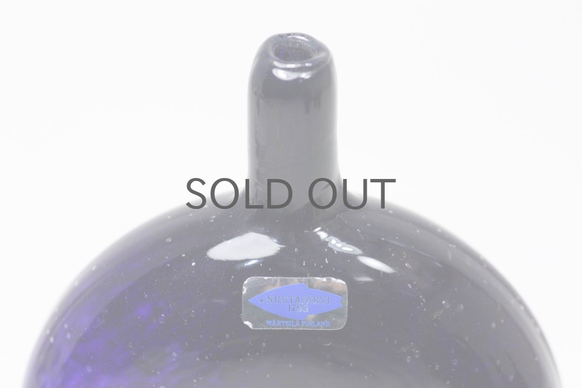 画像2: 北欧ガラス/Oiva Toikka/オイバ・トイッカ/Nuutajarvi/ヌータヤルヴィ/MANSIKKAPAIKKA/一輪挿し/ネイビー/Sサイズ (2)