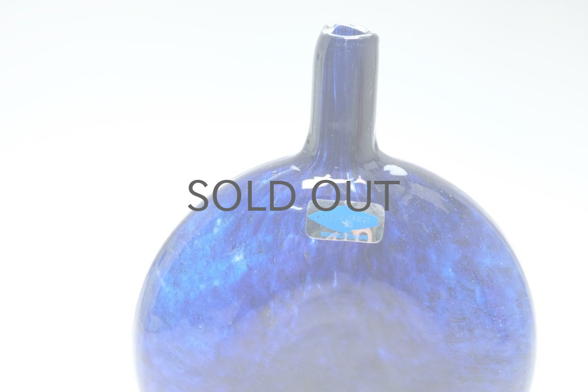 画像3: 北欧ガラス/Oiva Toikka/オイバ・トイッカ/Nuutajarvi/ヌータヤルヴィ/MANSIKKAPAIKKA/一輪挿し/ネイビー/Sサイズ/No.1 (3)