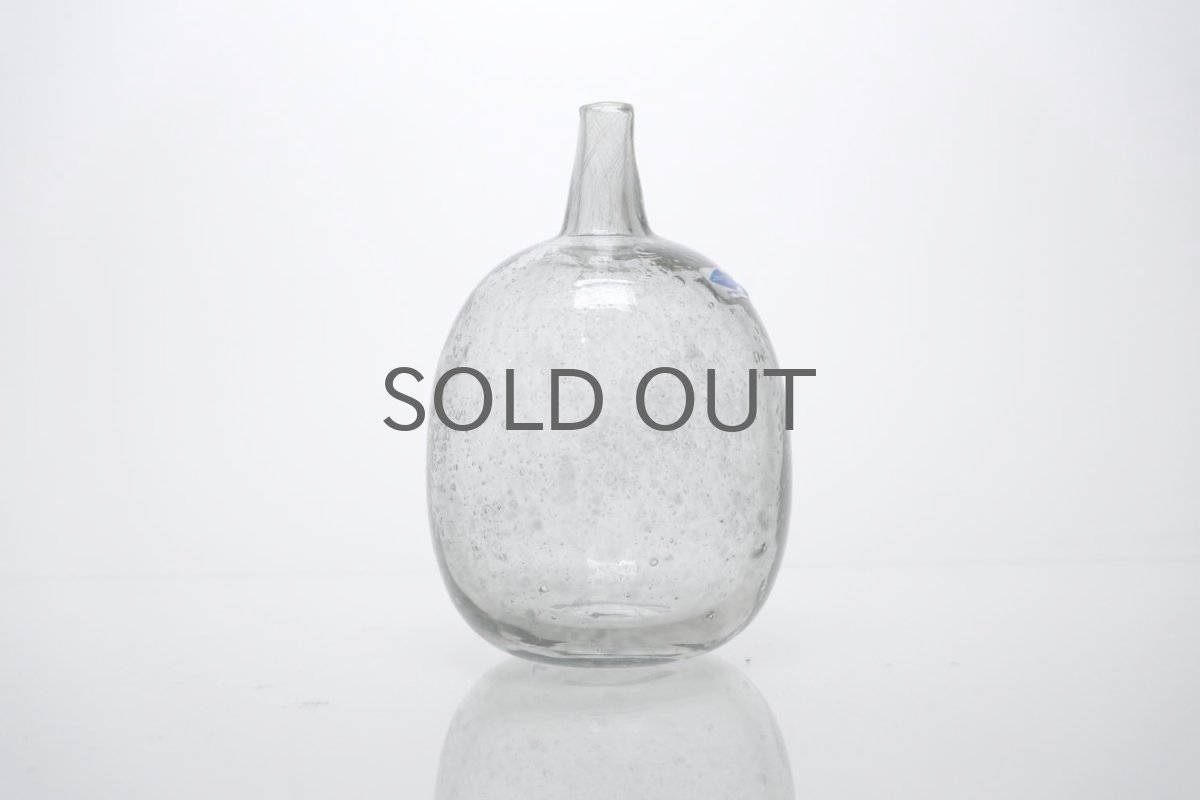 画像2: 北欧ガラス/Oiva Toikka/オイバ・トイッカ/Nuutajarvi/ヌータヤルヴィ/MANSIKKAPAIKKA/一輪挿し/ライトグレークリア気泡入り (2)