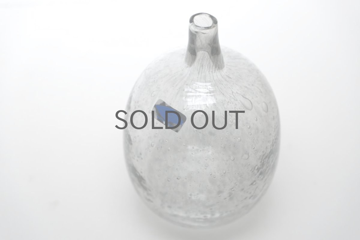 画像4: 北欧ガラス/Oiva Toikka/オイバ・トイッカ/Nuutajarvi/ヌータヤルヴィ/MANSIKKAPAIKKA/一輪挿し/ライトグレークリア気泡入り (4)