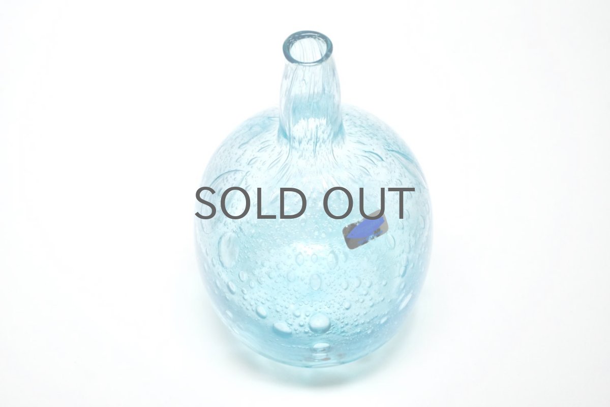 画像3: 北欧ガラス/Oiva Toikka/オイバ・トイッカ/Nuutajarvi/ヌータヤルヴィ/MANSIKKAPAIKKA/マンシッカパイッカ/一輪挿し/ライトブルー/Lサイズ (3)